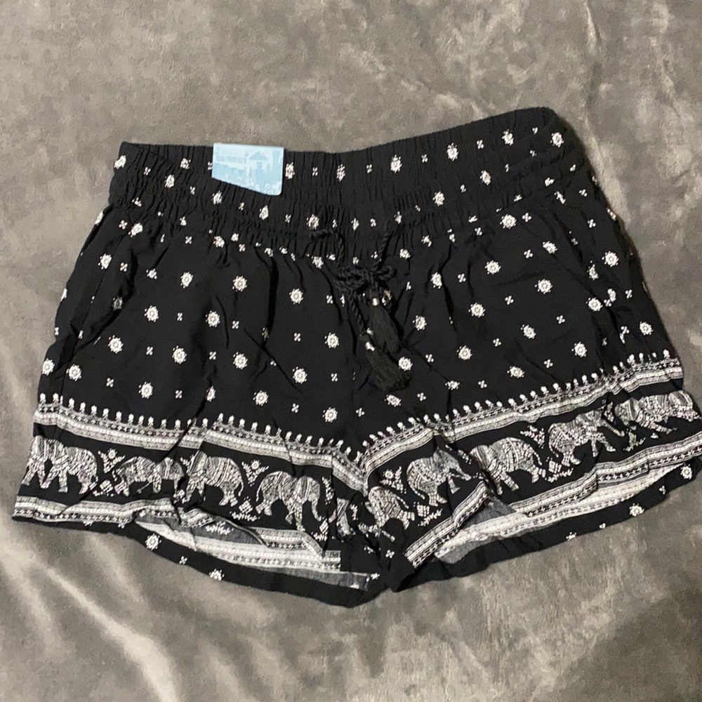 Old Navy patterned mid rise shorts